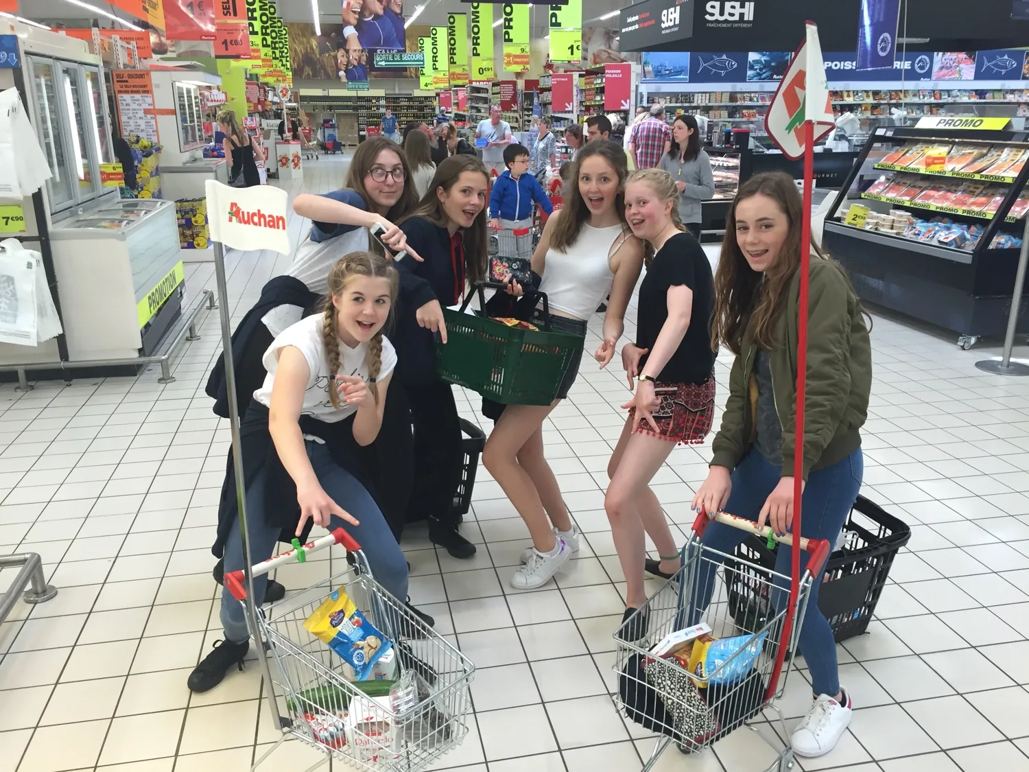 French students on a supermarket scavenger hunt activity